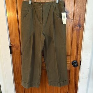 NWT Valerie Stevens green twill cropped Trousers